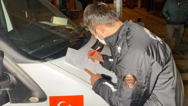 Kısıtlamaya uymayan genç kadına 1 paket sigara 3 bin 469 liraya mal oldu Kısıtlamaya uymayan genç kadına 1 paket sigara 3 bin 469 liraya mal oldu