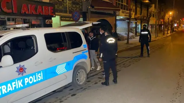 Kısıtlamaya uymayan genç kadına 1 paket sigara 3 bin 469 liraya mal oldu Kısıtlamaya uymayan genç kadına 1 paket sigara 3 bin 469 liraya mal oldu