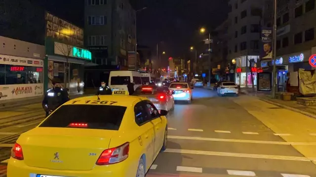Kısıtlamaya uymayan genç kadına 1 paket sigara 3 bin 469 liraya mal oldu Kısıtlamaya uymayan genç kadına 1 paket sigara 3 bin 469 liraya mal oldu