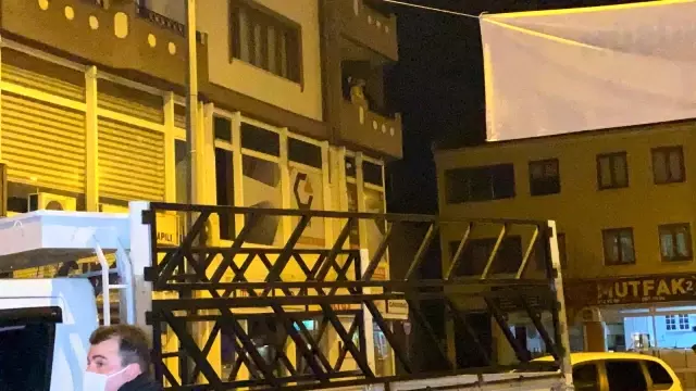 Kısıtlamaya uymayan genç kadına 1 paket sigara 3 bin 469 liraya mal oldu Kısıtlamaya uymayan genç kadına 1 paket sigara 3 bin 469 liraya mal oldu