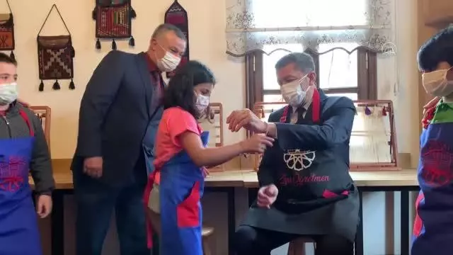 Milli Eğitim Bakanı Selçuk, Masal Evi'ni gezdi Milli Eğitim Bakanı Selçuk, Masal Evi'ni gezdi