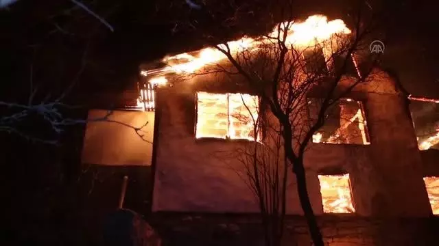 Mudurnu'da çıkan yangında iki katlı ahşap ev kullanılamaz hale geldi