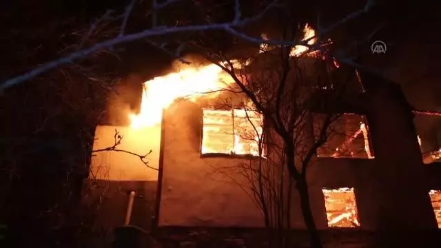 Mudurnu'da çıkan yangında iki katlı ahşap ev kullanılamaz hale geldi