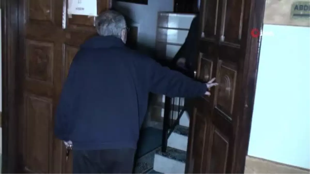 Namaz kılmak için gittiği camide mahsur kaldı
