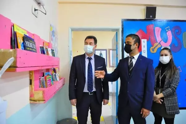 Öğrencileri okula alıştırmak için duvarları, sıraları, zemini boyadılar