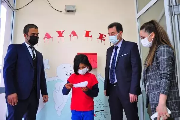 Öğrencileri okula alıştırmak için duvarları, sıraları, zemini boyadılar