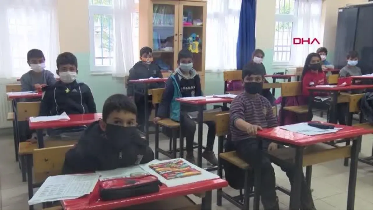 Öğrencileri okula alıştırmak için duvarları, sıraları, zemini boyadılar