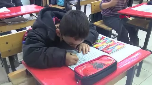 Öğrencileri okula alıştırmak için duvarları, sıraları, zemini boyadılar