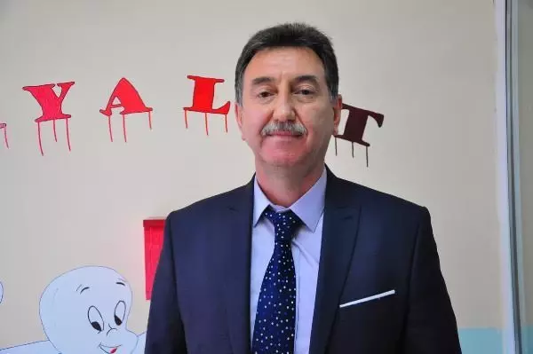 Öğrencileri okula alıştırmak için duvarları, sıraları, zemini boyadılar