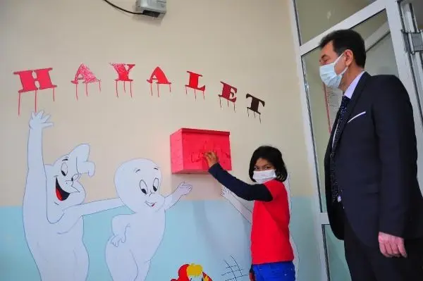 Öğrencileri okula alıştırmak için duvarları, sıraları, zemini boyadılar