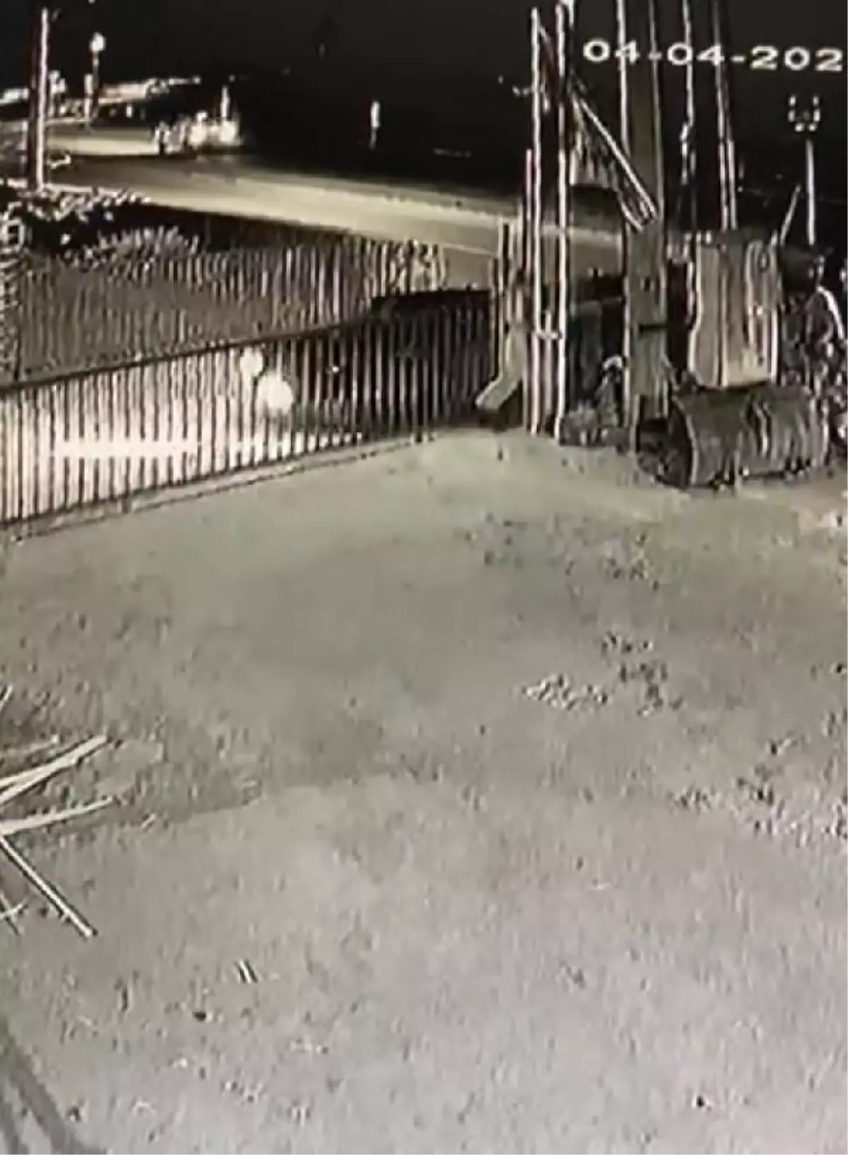 Otomobille polisten kaçarken, kaza yaptılar