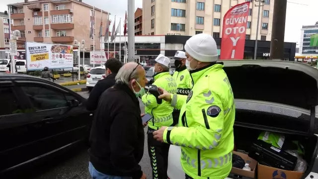 Son dakika: Otoparktan çıkan aracın kuryeye çarptığı anlar kamerada