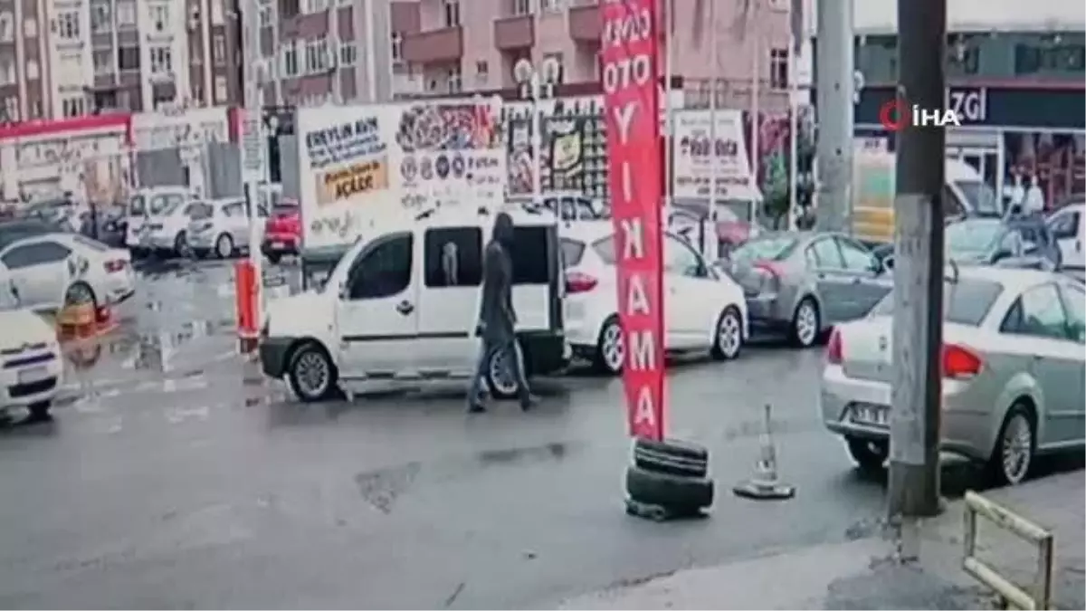 Son dakika: Otoparktan çıkan aracın kuryeye çarptığı anlar kamerada