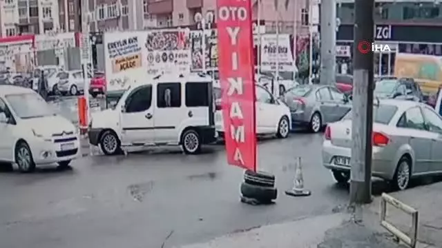 Son dakika: Otoparktan çıkan aracın kuryeye çarptığı anlar kamerada