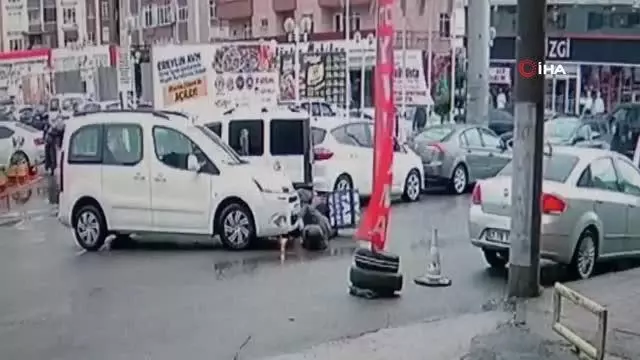 Son dakika: Otoparktan çıkan aracın kuryeye çarptığı anlar kamerada
