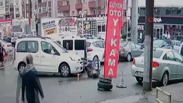 Son dakika: Otoparktan çıkan aracın kuryeye çarptığı anlar kamerada