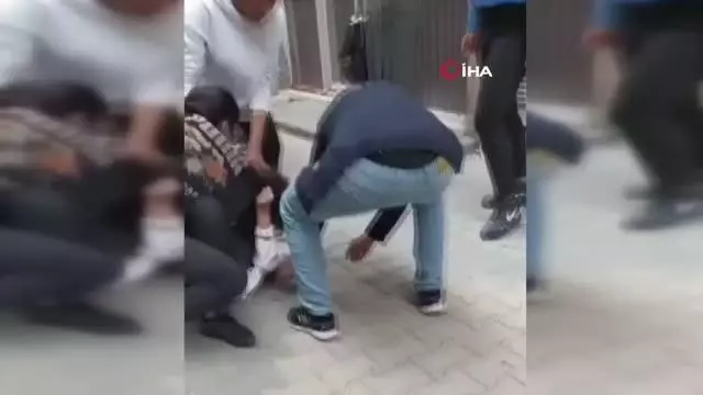 Saçlarından sürükleyip yerden yere vurdu! Kız kavgası kamerada
