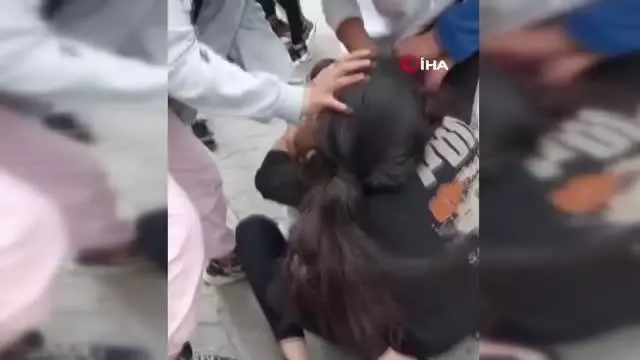 Saçlarından sürükleyip yerden yere vurdu! Kız kavgası kamerada