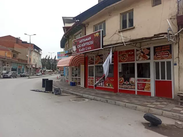 Şuhut'ta şiddetli rüzgâr çatıları uçurdu, ağaçları devirdi Şuhut'ta şiddetli rüzgâr çatıları uçurdu, ağaçları devirdi