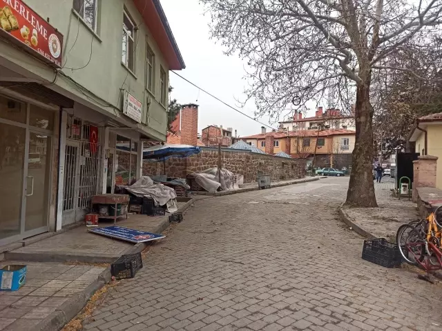 Şuhut'ta şiddetli rüzgâr çatıları uçurdu, ağaçları devirdi Şuhut'ta şiddetli rüzgâr çatıları uçurdu, ağaçları devirdi