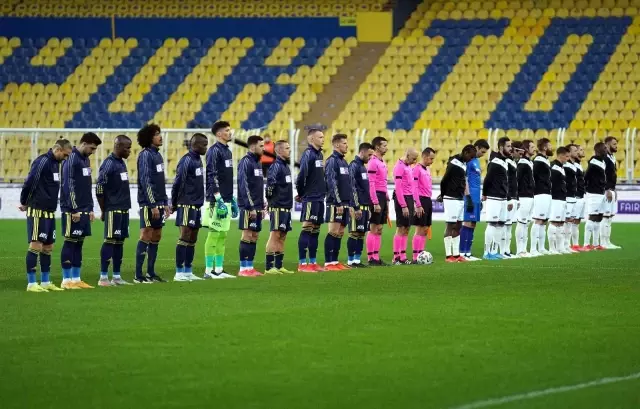 Fenerbahçe sahasında karşılaştığı Denizlispor'u 1-0 mağlup etti Fenerbahçe sahasında karşılaştığı Denizlispor'u 1-0 mağlup etti