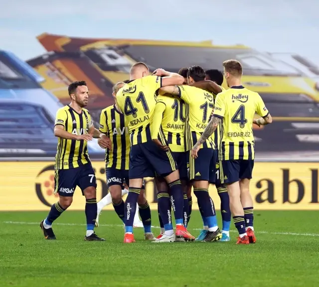 Fenerbahçe sahasında karşılaştığı Denizlispor'u 1-0 mağlup etti Fenerbahçe sahasında karşılaştığı Denizlispor'u 1-0 mağlup etti