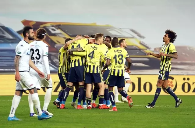 Fenerbahçe sahasında karşılaştığı Denizlispor'u 1-0 mağlup etti Fenerbahçe sahasında karşılaştığı Denizlispor'u 1-0 mağlup etti