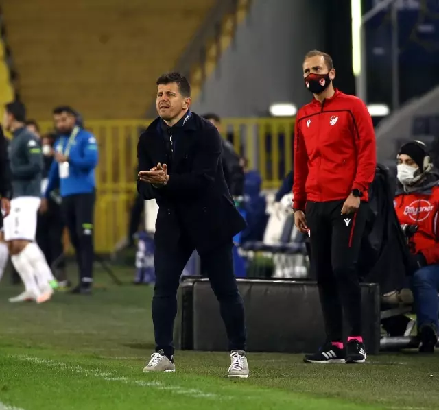 Fenerbahçe sahasında karşılaştığı Denizlispor'u 1-0 mağlup etti Fenerbahçe sahasında karşılaştığı Denizlispor'u 1-0 mağlup etti