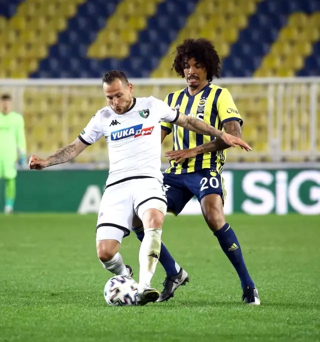 Fenerbahçe sahasında karşılaştığı Denizlispor'u 1-0 mağlup etti Fenerbahçe sahasında karşılaştığı Denizlispor'u 1-0 mağlup etti