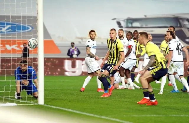 Fenerbahçe sahasında karşılaştığı Denizlispor'u 1-0 mağlup etti Fenerbahçe sahasında karşılaştığı Denizlispor'u 1-0 mağlup etti