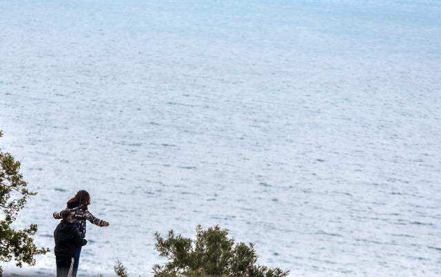 Tehlikeli romantizm! İntihar olaylarıyla gündeme gelen falezlerde Titanic filmiyle özdeşleşen pozu verdiler