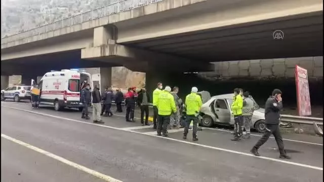 Tır ile otomobil çarpıştı: 1 ölü, 4 yaralı Tır ile otomobil çarpıştı: 1 ölü, 4 yaralı