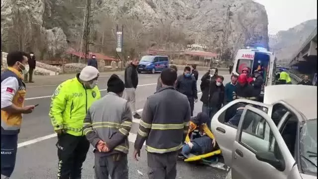 Tır ile otomobil çarpıştı: 1 ölü, 4 yaralı Tır ile otomobil çarpıştı: 1 ölü, 4 yaralı