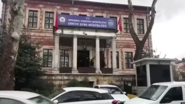 Türk bayrağını yırtarak Atatürk ve Özgecan Aslan'la ilgili hakaret içeren paylaşım yapan kişi yakalandı