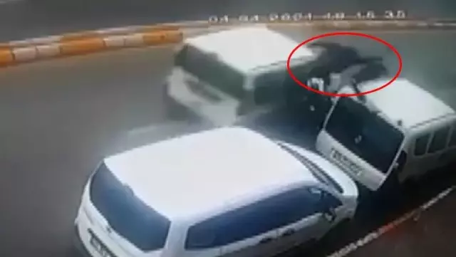 Sorumsuz sürücü ekmeğinin peşinde olan kuryeyi canından etti! O anlar kamerada Sorumsuz sürücü ekmeğinin peşinde olan kuryeyi canından etti! O anlar kamerada