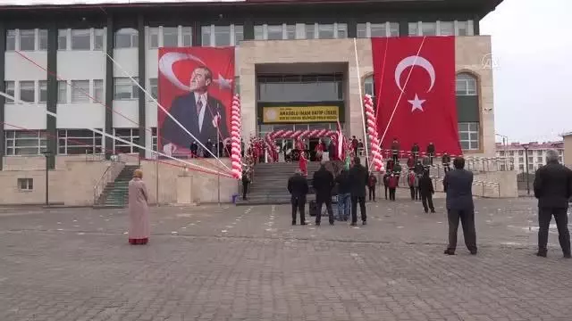 Yapımı tamamlanan eğitim tesisleri Bakan Selçuk'un video konferans yöntemiyle katıldığı törenle hizmete açıldı Yapımı tamamlanan eğitim tesisleri Bakan Selçuk'un video konferans yöntemiyle katıldığı törenle hizmete açıldı