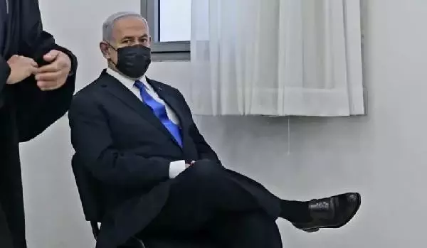Yolsuzluktan yargılanan Netanyahu'ya 'bacak bacak' üstüne poz tepkisi Yolsuzluktan yargılanan Netanyahu'ya 'bacak bacak' üstüne poz tepkisi