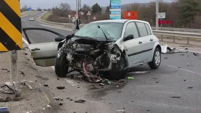 2 OTOMOBİL KAVŞAKTA ÇARPIŞTI 1 ÖLÜ, 3 YARALI 2 OTOMOBİL KAVŞAKTA ÇARPIŞTI 1 ÖLÜ, 3 YARALI