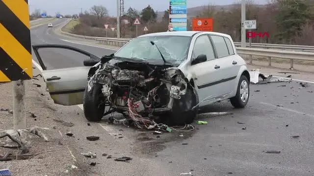 2 OTOMOBİL KAVŞAKTA ÇARPIŞTI 1 ÖLÜ, 3 YARALI 2 OTOMOBİL KAVŞAKTA ÇARPIŞTI 1 ÖLÜ, 3 YARALI