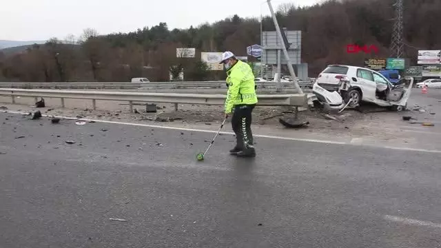2 OTOMOBİL KAVŞAKTA ÇARPIŞTI 1 ÖLÜ, 3 YARALI 2 OTOMOBİL KAVŞAKTA ÇARPIŞTI 1 ÖLÜ, 3 YARALI