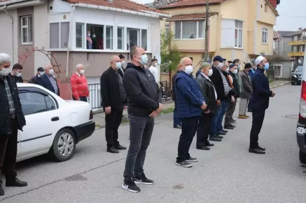 Son dakika haberleri: 4 saat arayla koronavirüsten ölen çifte pencereden gözü yaşlı uğurlama Son dakika haberleri: 4 saat arayla koronavirüsten ölen çifte pencereden gözü yaşlı uğurlama