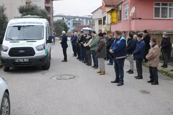 Son dakika haberleri: 4 saat arayla koronavirüsten ölen çifte pencereden gözü yaşlı uğurlama Son dakika haberleri: 4 saat arayla koronavirüsten ölen çifte pencereden gözü yaşlı uğurlama
