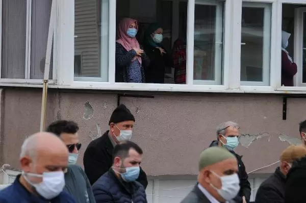 Son dakika haberleri: 4 saat arayla koronavirüsten ölen çifte pencereden gözü yaşlı uğurlama Son dakika haberleri: 4 saat arayla koronavirüsten ölen çifte pencereden gözü yaşlı uğurlama