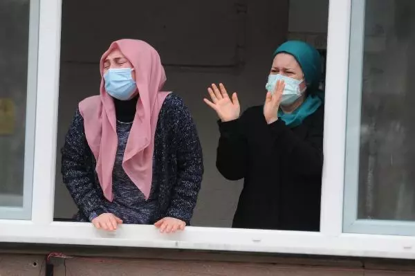 Son dakika haberleri: 4 saat arayla koronavirüsten ölen çifte pencereden gözü yaşlı uğurlama Son dakika haberleri: 4 saat arayla koronavirüsten ölen çifte pencereden gözü yaşlı uğurlama