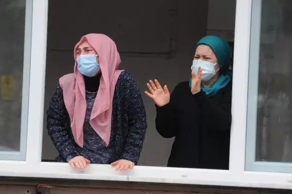 Son dakika haberleri: 4 saat arayla koronavirüsten ölen çifte pencereden gözü yaşlı uğurlama Son dakika haberleri: 4 saat arayla koronavirüsten ölen çifte pencereden gözü yaşlı uğurlama