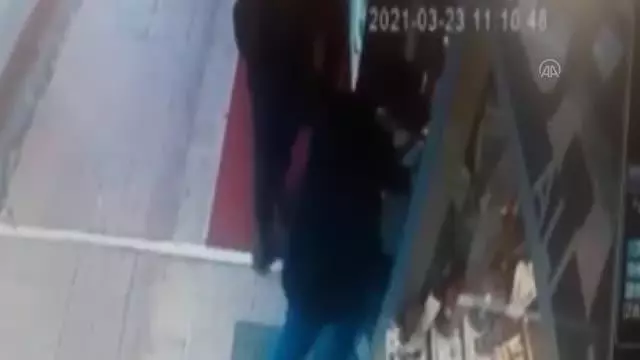 5 kuyumcuyu soymaya çalıştığı iddia edilen 3 şüpheliden 2'si tutuklandı 5 kuyumcuyu soymaya çalıştığı iddia edilen 3 şüpheliden 2'si tutuklandı