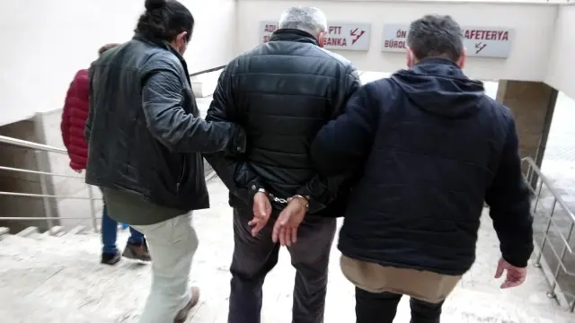 70 bin lira alacağı için 2 kişiyi öldüren şahıs tutuklandı 70 bin lira alacağı için 2 kişiyi öldüren şahıs tutuklandı