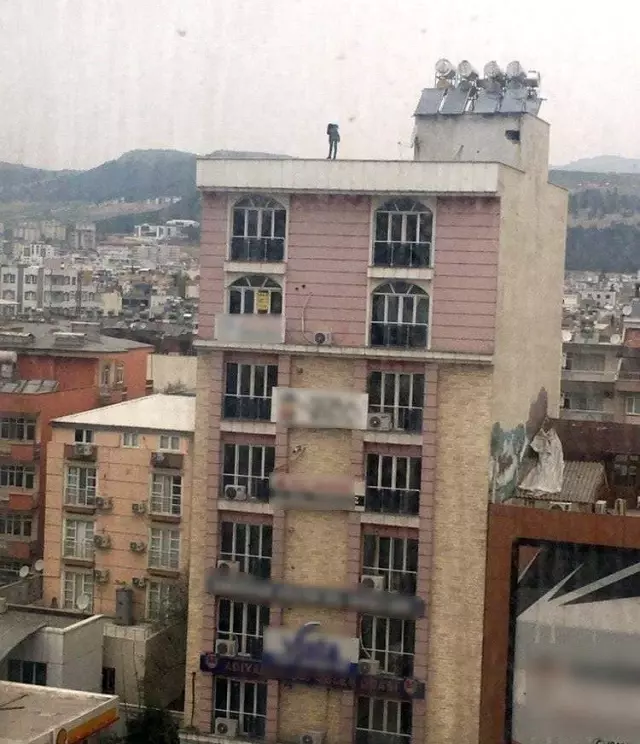 8 katlı binanın çatısına çıkan genç kız yürekleri ağza getirdi 8 katlı binanın çatısına çıkan genç kız yürekleri ağza getirdi