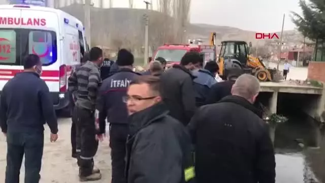AFYON TRAKTÖRLE KANALA DÜŞTÜ, KALP MASAJIYLA YAŞAMA DÖNDÜRÜLDÜ AFYON TRAKTÖRLE KANALA DÜŞTÜ, KALP MASAJIYLA YAŞAMA DÖNDÜRÜLDÜ