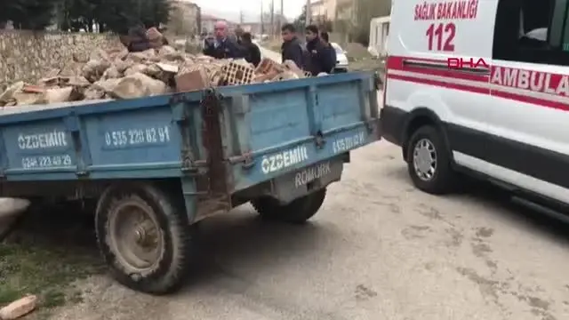 AFYON TRAKTÖRLE KANALA DÜŞTÜ, KALP MASAJIYLA YAŞAMA DÖNDÜRÜLDÜ AFYON TRAKTÖRLE KANALA DÜŞTÜ, KALP MASAJIYLA YAŞAMA DÖNDÜRÜLDÜ